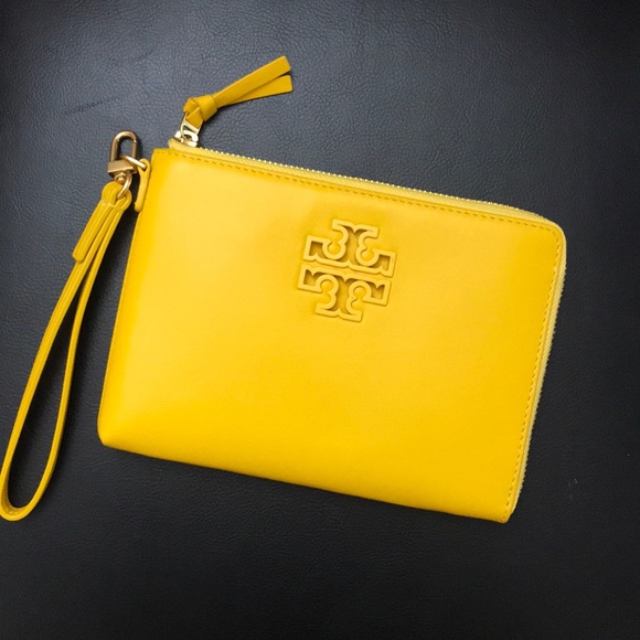 Tory Burch Handbags - Tory Burch Lily Large Zip Pouch